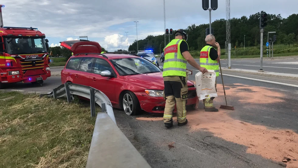 Räddningstjänsten var på plats för att sanera vägbanan efter oljeutsläppet.