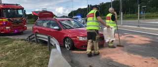 Personbil har kört in i skylt – läcker olja på platsen • Begränsad framkomlighet