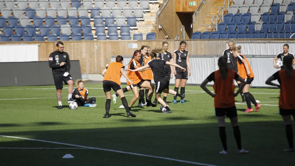 Serieledande Uppsala fotboll laddar upp inför derbyt mot Gusk. 