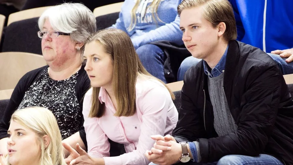 Spelarbesök. Erika Nilsson var på plats i Ica Maxi Arena i fredags. Här tillsammans med Jonas Åström i Endres sportkommitté.