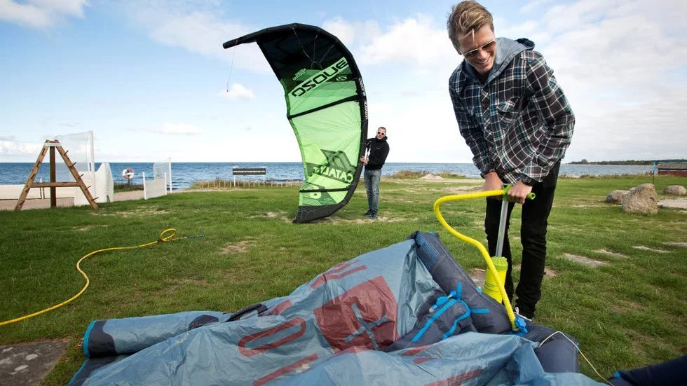 Söker egna stränder. Jonatan Lundmark pumpar upp sin drake innan avfärd. Kitesurfarna är ofta ute i stormväder och söker stränder där de inte riskerar att komma i närheten av badande.