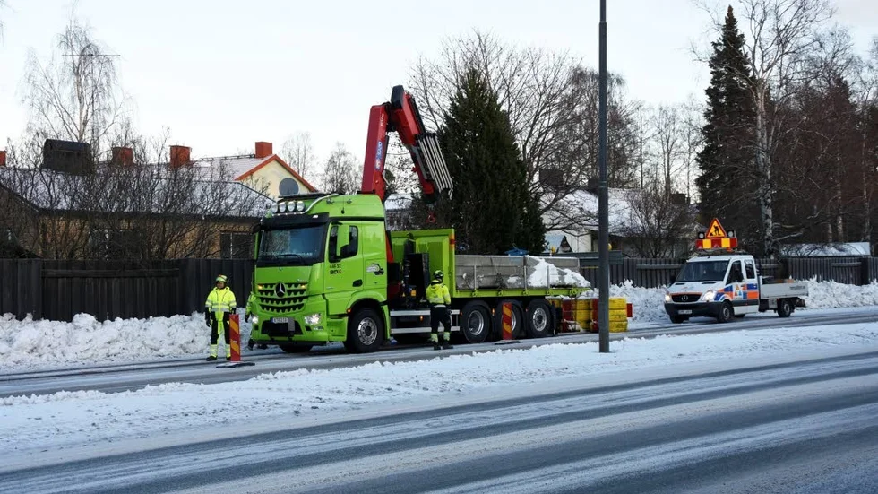 Hertsöleden. Under måndagsförmiddagen plockades trafikavspärrningarna bort.