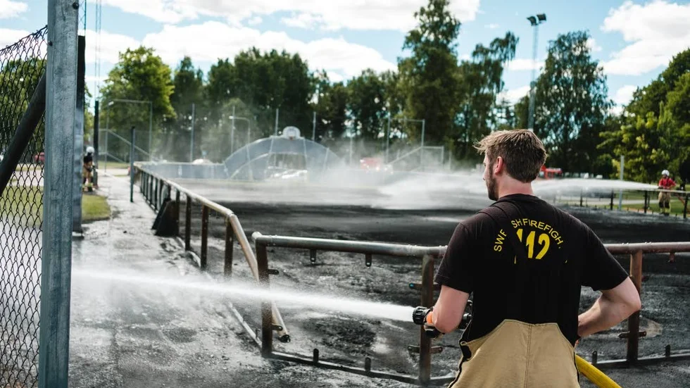 Eldhav. På ett ögonblick förvandlades mulitsportarenan i Forshaga till ett eldhav.