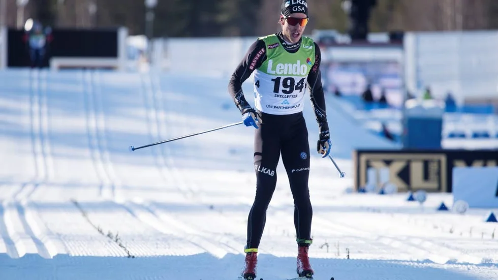 MEDALJ. Marcus Hellner tog ännu en medalj i Skellefteå när SM-avslutades under måndagen. Vann gjorde Daniel Rickardsson (blått) och tvåa kom Jens Burman (i mitten).