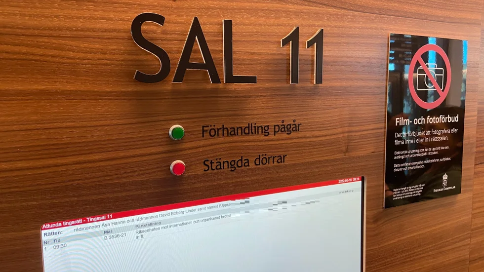 Rättegången mot 17 personer, åtalade för omfattande narkotikahantering som styrts från Uppsala, startade på måndagen.