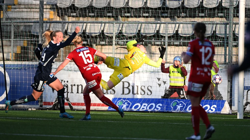 Linköpings Amalie Jørgensen Vangsgaard gör 1-0 under torsdagens damallsvenska fotbollsmatch mellan Linköpings FC och Piteå IF DFF på Linköping Arena. 