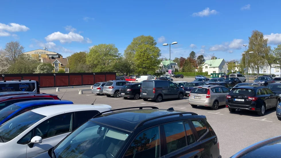 Stenhamraparkeringen kan kan komma att bytas ut mot ett nytt kvarter med 232 bostäder – men bara om parkeringen ersätts av nya centrumnära parkeringsplatser. "Det ska bli intressant att se hur lösningen blir", konstaterar insändarskribenten.