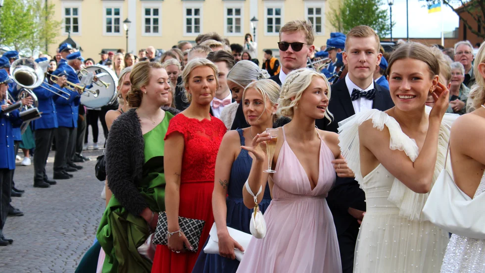 Efter minglet marscherade balparen upp för backen till Stadshotellet för att äta middag.