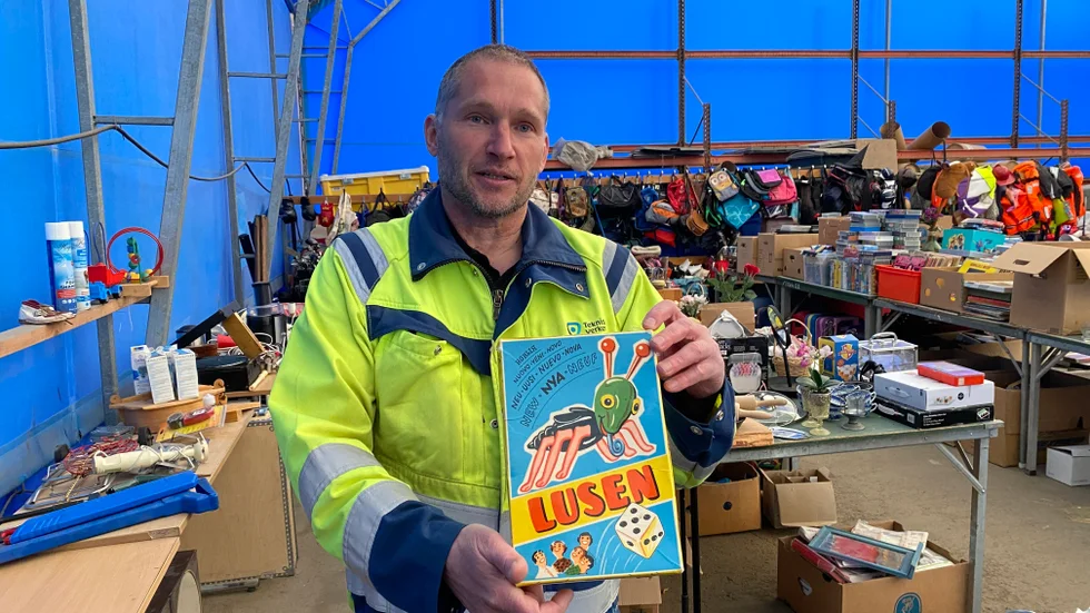 Anders Lindberg, platschef på Vika återvinningscentral, visar sina favoriter i loppisutbudet. "Lusen"-spelet från förr tror han säljs snabbt. 