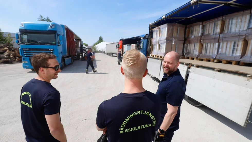 Brandmannen Simon Gindemo tillbringade sin 40-årsdag med att lasta om en hjälpsändning på en dammig parkering i Lublin.