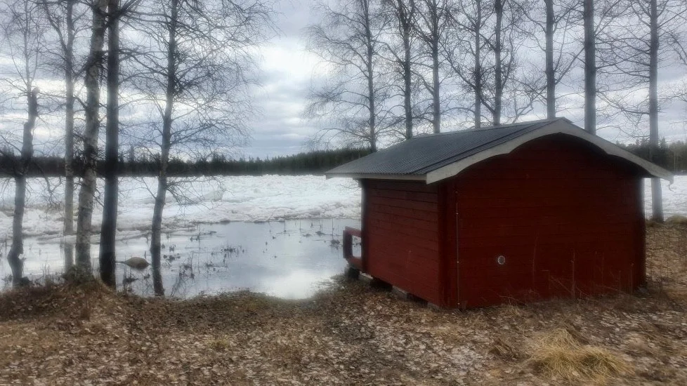 Isproppen är i nuläget runt en och en halv kilometer och som du ser kryper vattnet allt närmare friggeboden vid älvstranden. Men den kyliga temperaturen verkar ha fått stigningen att åtminstone pausa.