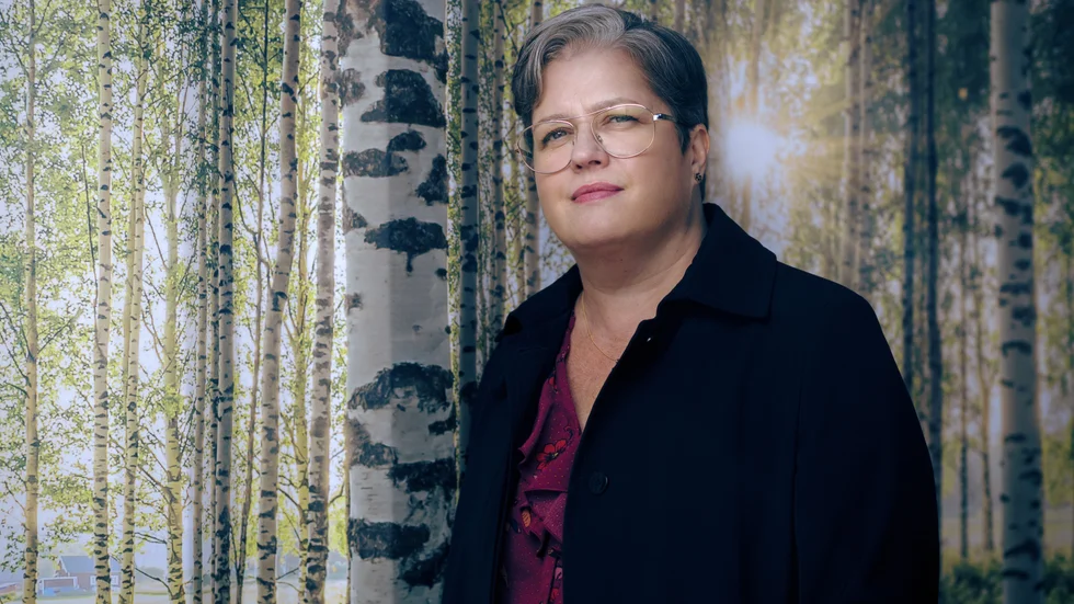 "Huvudpersonen mognar och blir en bättre människa med hjälp av det som händer i livet", skriver NSD:s recensent om Anna Schulzes roman "Är det här jag".