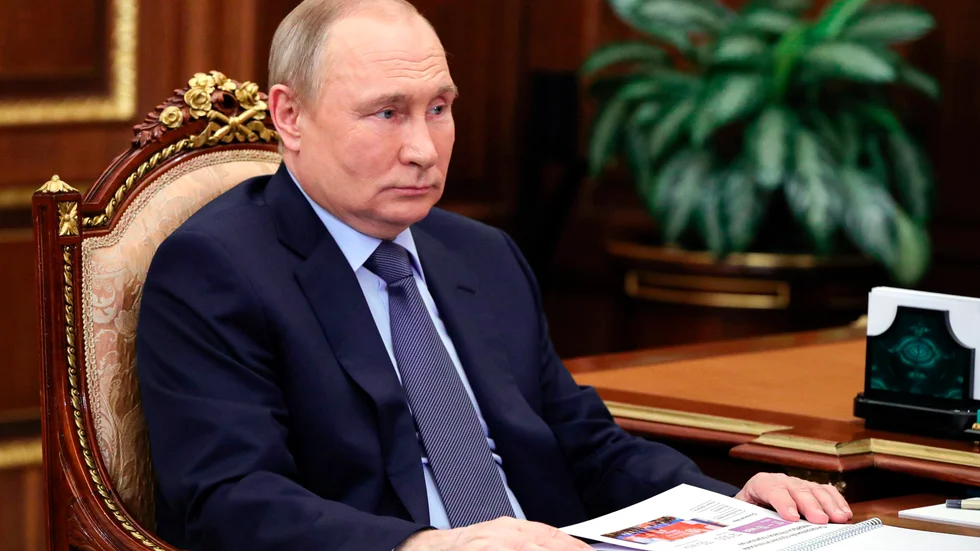 Ensam, isolerad och lite hopsjunken - vem skulle kunna nå in i Putins huvud? Arkivbild.
