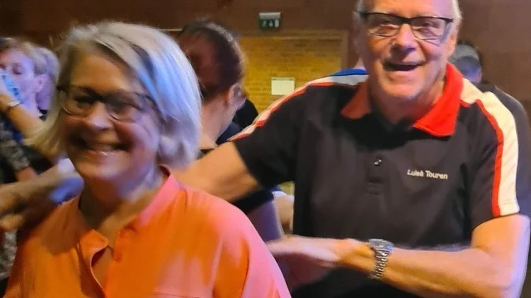 Tore Isaksson och Anna-Karin Lindgren tar ut svängarna.