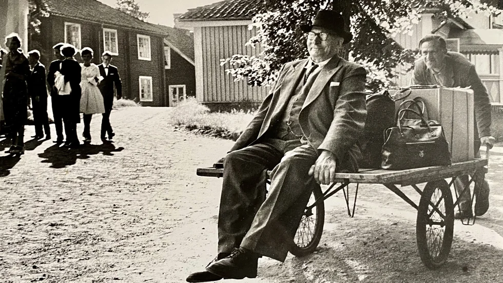 I juli 1961 skrev Corren om att gästerna på Medevi brunn hellre tog ett järnpiller än drack av brunnsvattnet. Fullbelagt var det i alla fall och på bilden skjutsas en nyanländ gäst till sitt boende. 