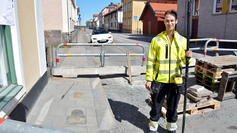 Samuel Hermelin, GIS-ingenjör på Västerviks miljö och energi, mäter in brunnar på Hamngatan. Sedan är det bara asfaltering kvar så är arbetet färdigt.
