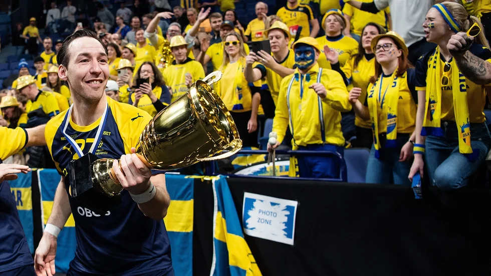 Robin Nilsberth med VM-bucklan efter den dramatiska finalen mot Finland i Helsingfors.