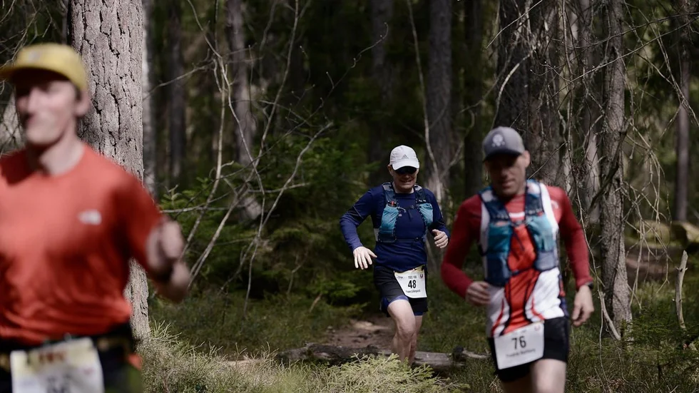 Johan Liliequist och Fredrik Hallberg kommer springandes i skogen under Täby 100 miles.
