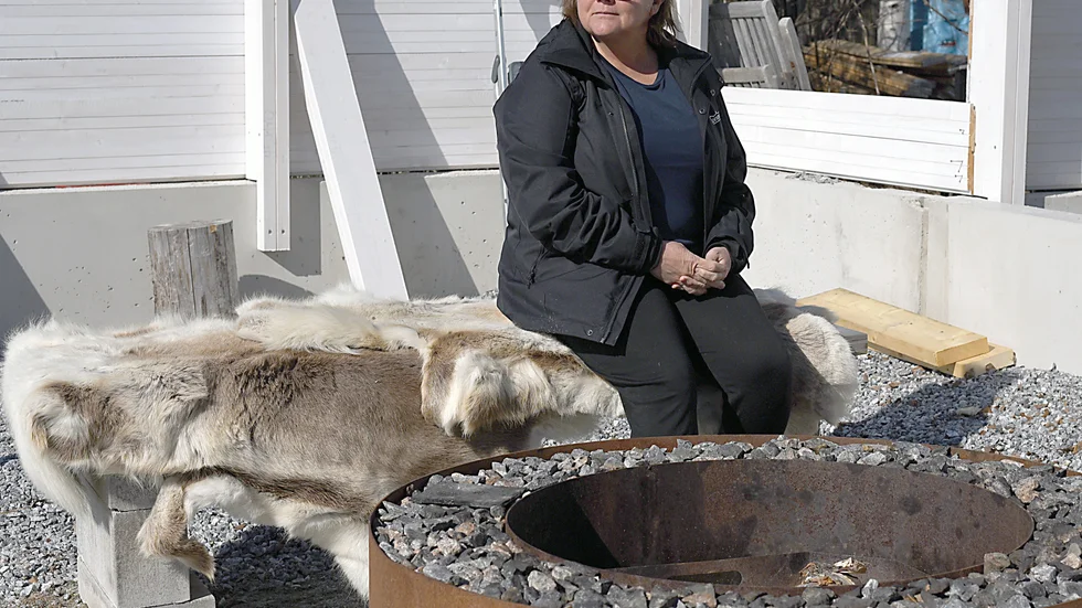 Här vid eldstaden ska ett utekök byggas i sommar.