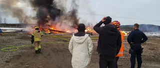 Maskinhall totalförstörd  – explosioner på brandplatsen: "Inga gasflaskor i byggnaden"