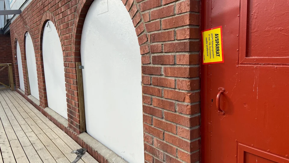 En klisterlapp som förkunnar att polisen spärrat av satt på torsdagsmorgonen på en dörr.