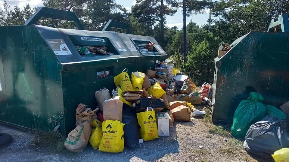 Så här såg det ut på Fårö återvinningsstation i somras. Hans Rosengren, ordförande i Fårö bygderåd, hoppas att extrapengarna ska hjälpa dem att få ett slut på sopkaoset. ”Det är det största problemet vi har.”