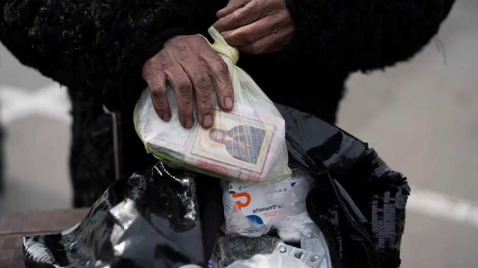 En 73-årig kvinna med ägodelar i en plastpåse när hon anlände till ett flyktingcenter i Zaporizjzja förra veckan.
