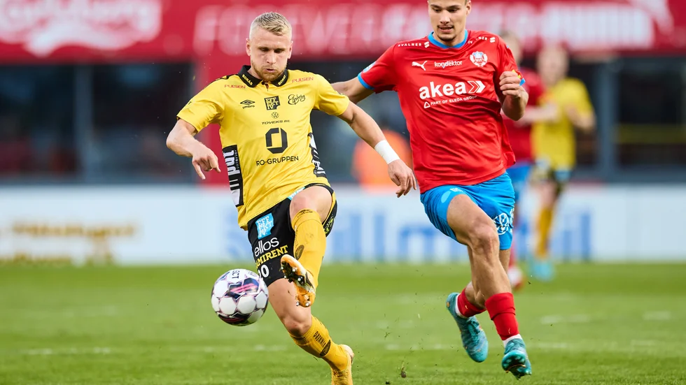Elfsborg Simon Strand och Helsingborgs Assad Al Hamlawi i kamp om bollen på Olympia.