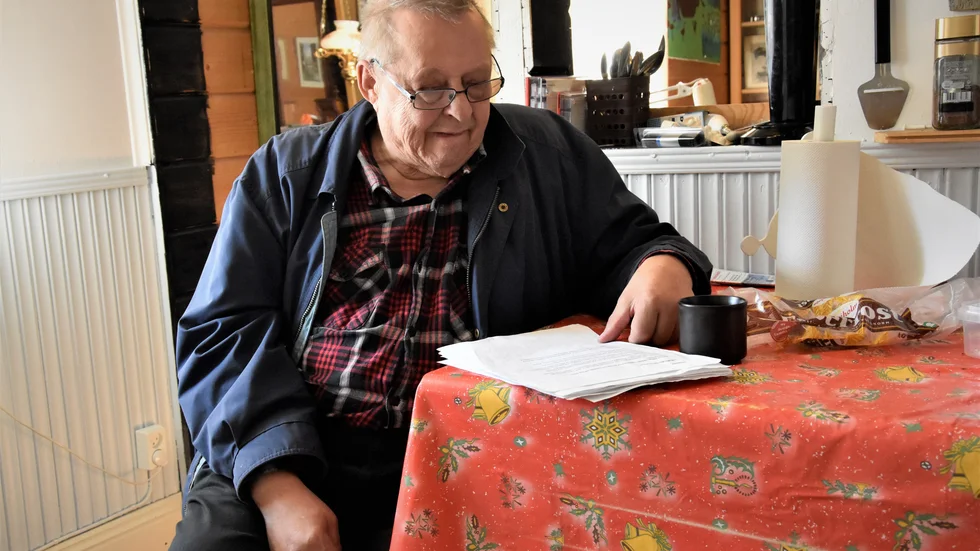 Arne Hällefors (Sjvp) med bunten av namnunderskrifter framför sig.