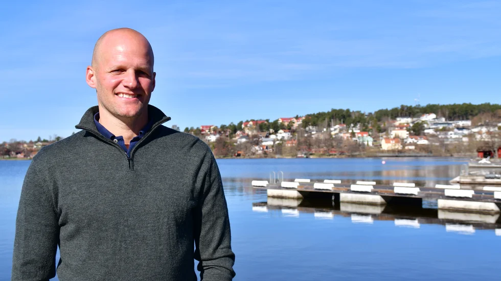 Tony Mårtensson på bryggan utanför hemmet i Sigtuna med "stadskärnan" i bakgrunden. Almtunas sportchef vill vara en modern ledare. "Tiderna har förändrats."