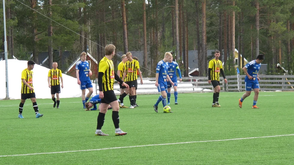 Storfors var på knä och på väg mot fjärde raka förlusten, men Viktor Carlsson kvitteringsmål räddade första poängen mot Friska Viljor