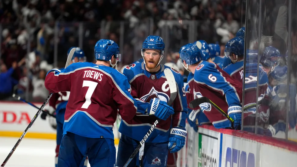Colorado med Gabriel Landeskog (vänd mot kameran) vann första semifinalmötet mot Edmonton.
