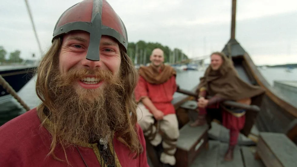 Vikingar. På ett vikingaskepp för 32 roddare.
