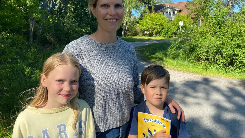 Familjen Mossberg vill inte ha en ny infart. Mamma Lina cyklar mest och dottern Agnes och kusinen Alexander tycker bilisterna ska köra på bilvägen runt Arnö.