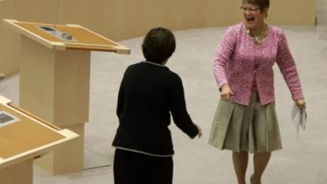 Maud Olofsson är äldst i partiledarskrået just nu och Mona Sahlin är näst yngst. I går möttes de i riksdagen, fast Mona Sahlin var först på väg att sätta sig i stället för att ta sitt replikskifte. Foto: Bertil Ericson/Scanpix