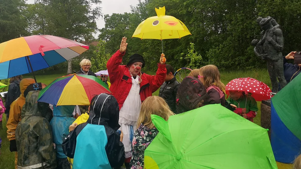 Clownen Otilia bjöd skolbarnen på show med lindans och jonglering.