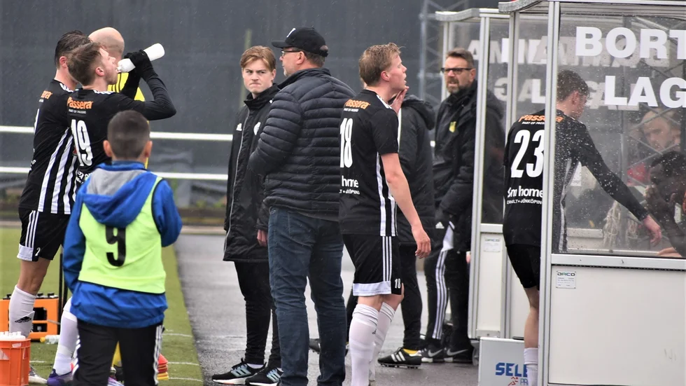 Tenhults spelare lämnade planen på Arena Ceos efter den uppmärksammande händelsen. Nu ligger frågan fortfarande på förbundets bord.
