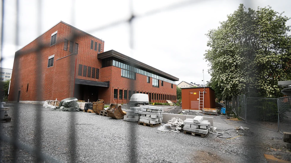 Eskilstunas nya tingsrätt är färdigställd invändigt. Fastighetsägaren Stenvalvet färdigställer nu omgivningen för inflytt i slutet av augusti.