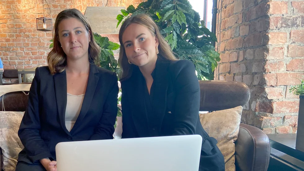 Ellinore Johansson Freij och Madeleine Bardland har kontoret på fickan men söker efter en lämplig lokal, med lager, i centrala Strängnäs.
