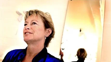 MINISTER. Kulturminister Lena Adelsohn Liljeroth (M) valkampanjade i Visby i går och passade på att besöka bland annat Leva Kungsgård för att se vad som vuxit upp sedan militären lämnade stället.