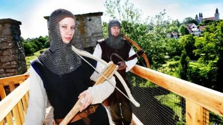 Bågskyttar. Jenny Hallin och Sven-Olof Lundgren var med och satte en medeltida prägel på invigningen av väktargången.