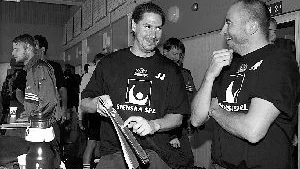 Splittras. Förstetränaren Mika Packalén (till höger) stannar, men andretränaren Joakim Jönsson (till vänster) lämnar Visby IBK:s division II-lag. Arkivbild: Bengt Zettergren