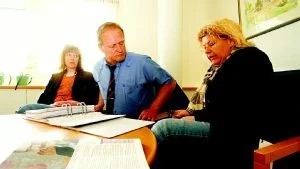 NY BEHANDLING. Katrin Söderstam, Christer Höggren och Marita Olsson är de tre som utbildats i IDAP, en behandling för män som hotar och slår den kvinna de har eller har haft en nära relation med.