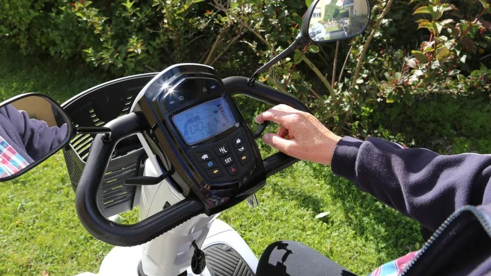 Eloped eller rullstol är transportmedel som kan vara svårt att ta sig fram med om det finns höga kanter, grus och stenar.