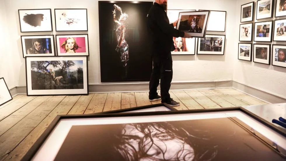 Utställning. I eftermiddag har Timmy Skinner vernissage på Galleri Ridelius i Visby. Studiobilder blandas med naturbilder från bland annat Sydafrika.