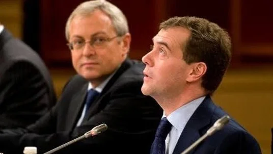 Igor Neverov till vänster. Här med Dmitrij Medvedev.