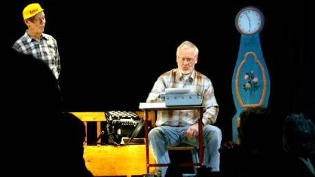 SCENLUNCH. Närrevyn, här fångad vid en scenlunch på Länsteaterns scen 2005 och gestaltad av Arne Olsson och Allan Nilsson gav uttryck för den vanliga människans liv och verklighet, men steget till den stora tragiska berättelsen tog de aldrig, konstaterar Hans Söderberg som här ställer frågan vilken teater som Gotland behöver.foto: gt arkiv/tommy söderlund