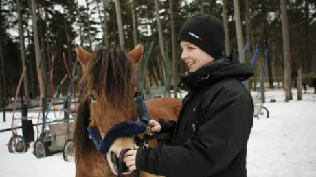 Träningsdags. Russet Soli och Elin är kollegor på travskolan.