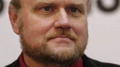 Ola Larsmo, ordförande för Svenska PEN, hade hoppats att få dela ut Tucholskypriset till den vitryske poeten och människorättsaktivisten Vladimir Neklajev på Kulturhuset i Stockholm i går kväll, men myndigheterna i Vitryssland vägra att släppa ut honom ur landet. Detta exempel är bara ett av många att behovet av fristäder för hotade författare är stort och att Region Gotland genast bör agera och bli godkänt som fristad.Foto Fredrik Sandberg / SCANPIX
