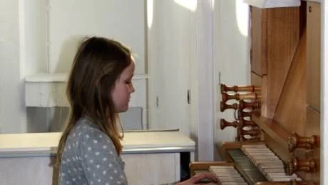 Ofelia Carlén som redan spelat orgel i nästan fyra år avslutade konserten med "Allegro".